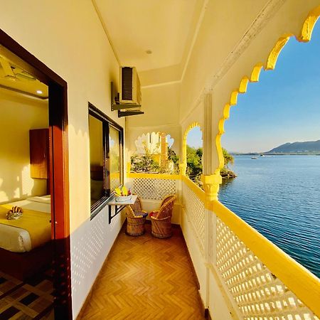 Hotel Vallabh A Lake Facing Balcony Udaipur Buitenkant foto