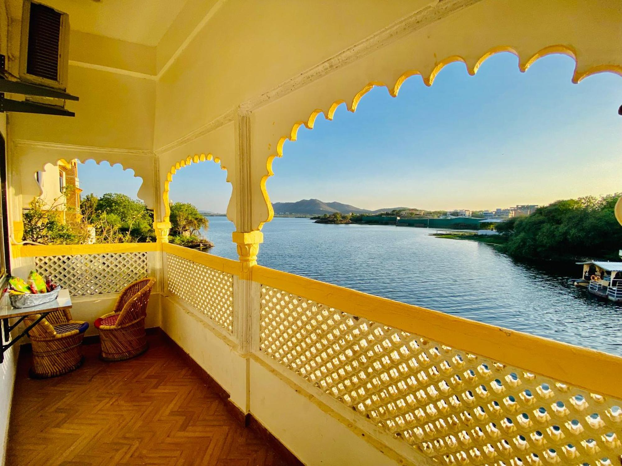 Hotel Vallabh A Lake Facing Balcony Udaipur Buitenkant foto