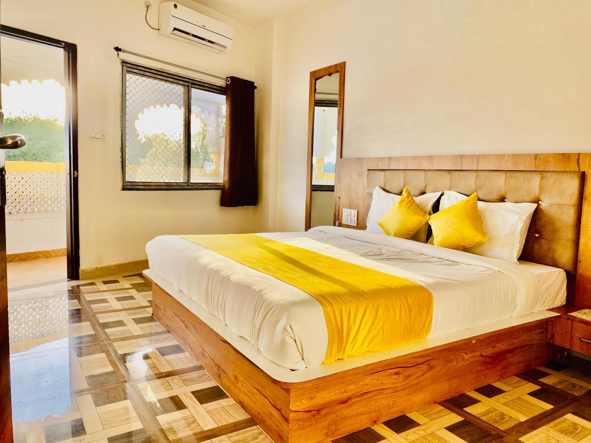 Hotel Vallabh A Lake Facing Balcony Udaipur Buitenkant foto