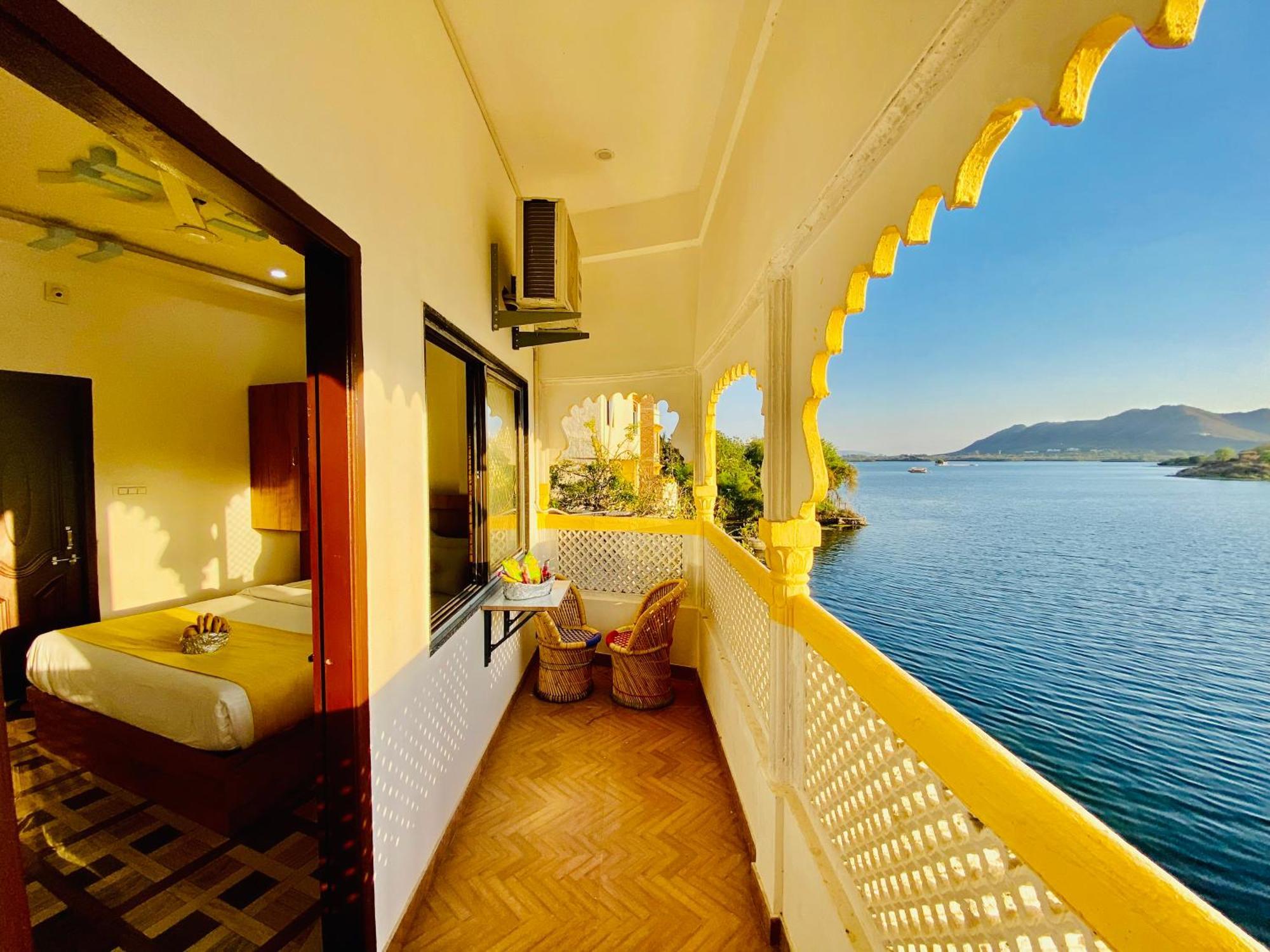 Hotel Vallabh A Lake Facing Balcony Udaipur Buitenkant foto