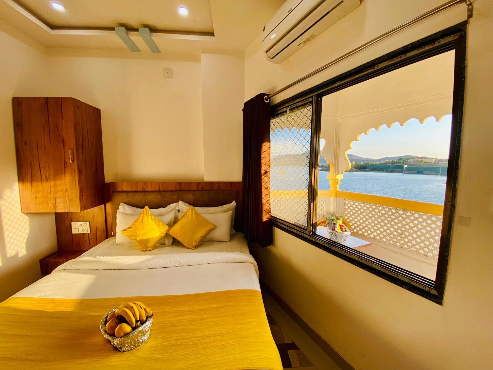 Hotel Vallabh A Lake Facing Balcony Udaipur Buitenkant foto