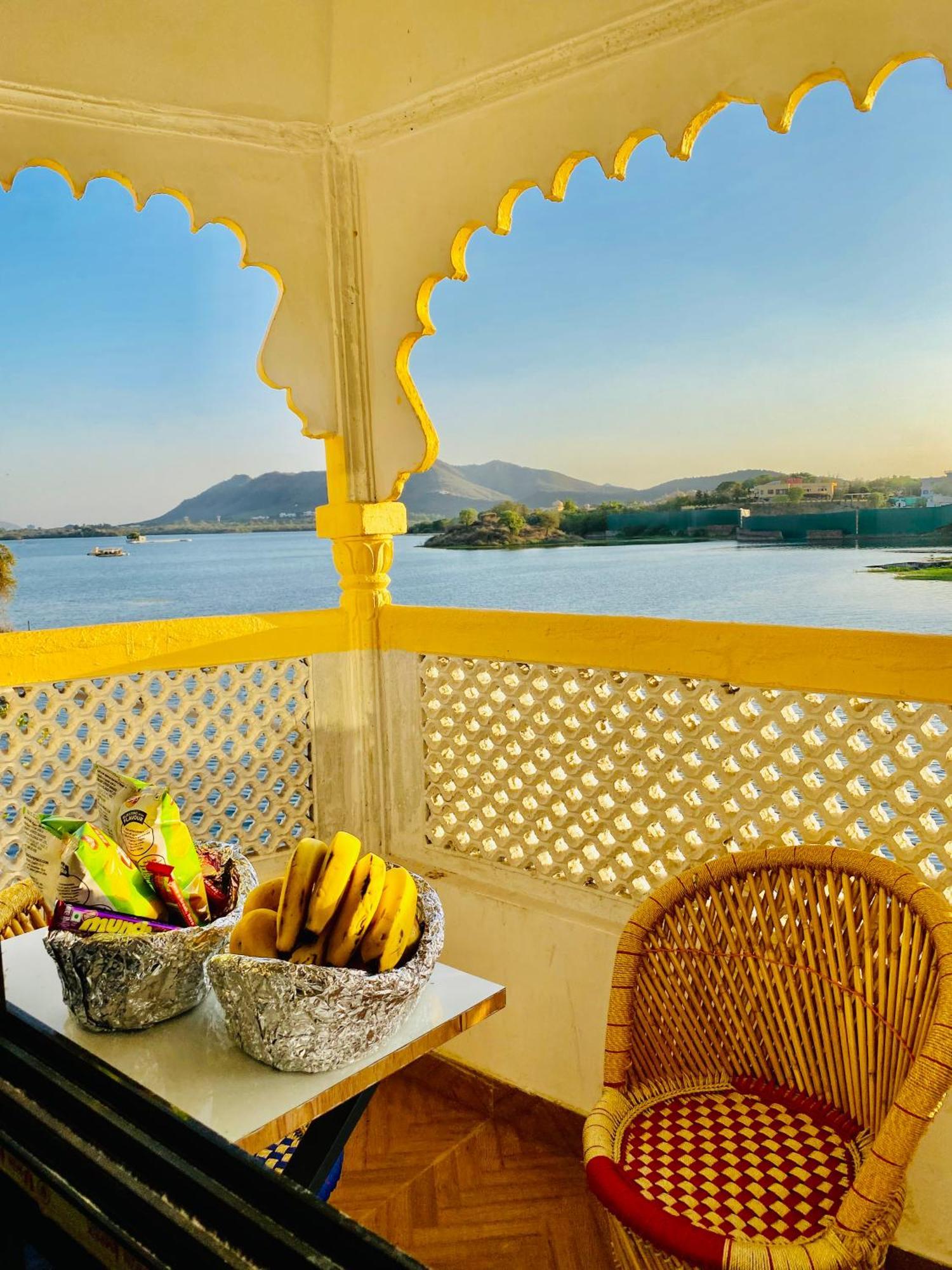 Hotel Vallabh A Lake Facing Balcony Udaipur Buitenkant foto